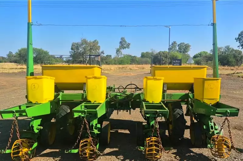 John Deere Planting and seeding equipment 91cm,4 Row John Deere 7000 Planter