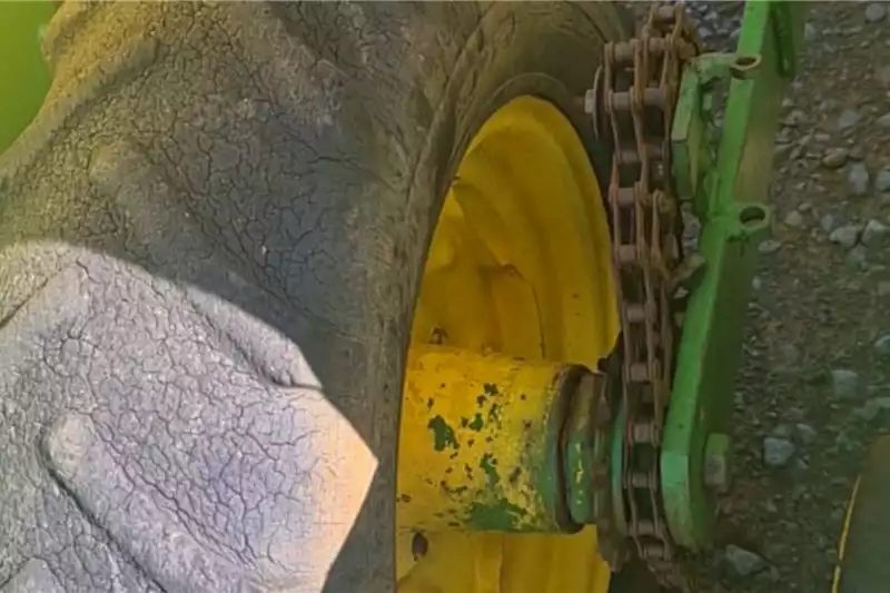 John Deere Planting and seeding equipment 91cm,4 Row John Deere 7000 Planter - Image 11