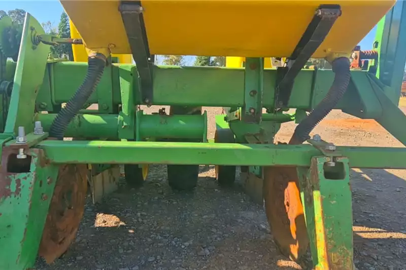 John Deere Planting and seeding equipment 91cm,4 Row John Deere 7000 Planter - Image 17